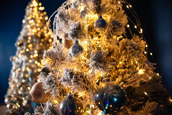 Fragment Vánočního Stromku Hračkami Světly Žluté Záblesky Světla Slavnostní Atmosféra — Stock fotografie