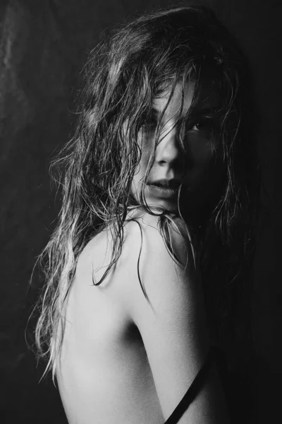 濡れた巻き毛は 若い女の子の顔をカバー 裸の背中も肌 魅力的な女の子 魅惑的な外観 黒と白の写真 深い影 — ストック写真