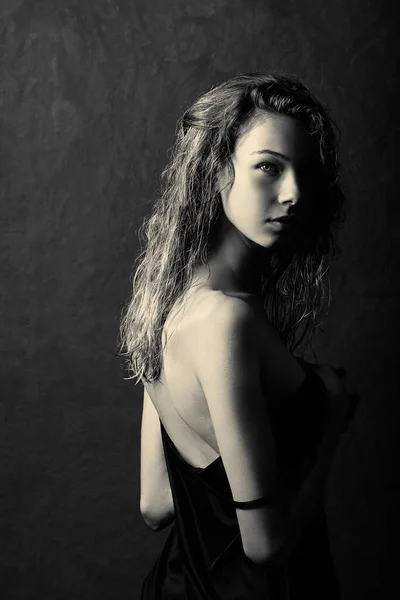 Fekete Fehér Portré Egy Hosszú Göndör Nedves Hajú Lányról Csupasz — Stock Fotó
