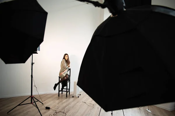 Estúdio Fotos Com Paredes Brancas Uma Menina Posa Frente Câmera — Fotografia de Stock