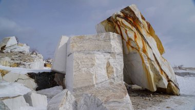 Baykal Gölü yakınlarında mermer ocağı    