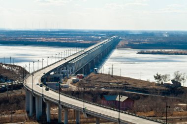 Amur nehri üzerindeki köprü. Khabarovsk