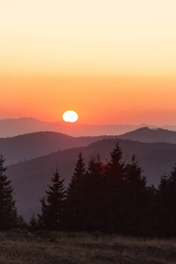 Şafak sökerken dağlarda