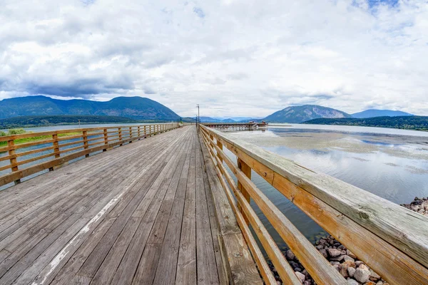 Zalm Arm wharf op een bewolkte ochtend. — Stockfoto