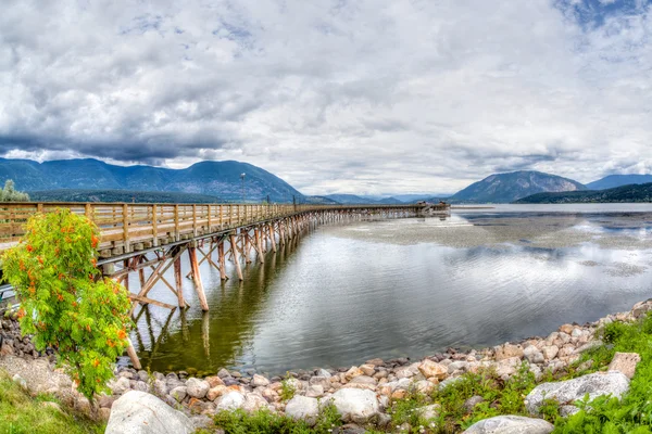 Zalm Arm wharf op een bewolkte ochtend. — Stockfoto