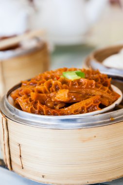 Çin bambu gemi içinde sığır işkembe Dim Sum kızarmış