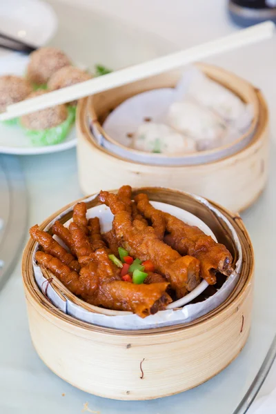 Pés de frango refogados chineses Dim Sum em vapor de bambu — Fotografia de Stock