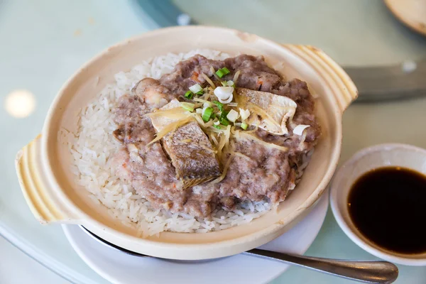 Chinese Gestoomde varkensvlees met gezouten vis rijst in Claypot — Stockfoto