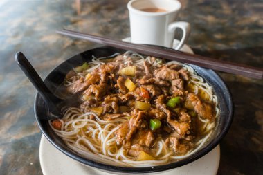 Hong Kong Cafe tarzı Satay biftek erişte pirinç