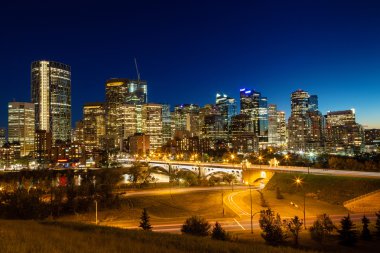 Sadece güneş battıktan sonra Calgary şehir manzarası