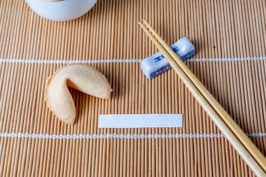 Fal kurabiyesi boş Slip ve Chopsticks ve bardak