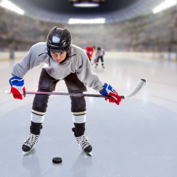 Junior Ice Hockey Player in Crowded Arena — Stock Photo, Image