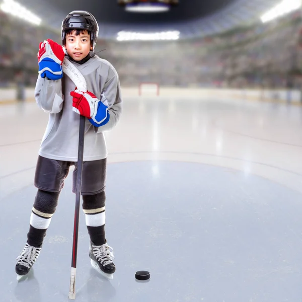 Joueur junior de hockey sur glace posant dans l'aréna — Photo