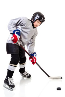 Beyaz arka plan üzerinde izole gençler buz hokeyi oyuncusu