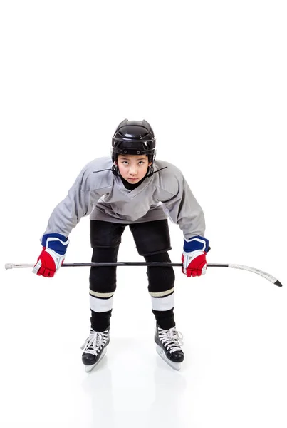 Jugador de hockey sobre hielo junior aislado sobre fondo blanco — Foto de Stock