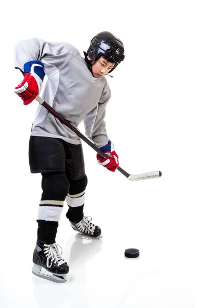 Jugador de hockey sobre hielo junior aislado sobre fondo blanco — Foto de Stock