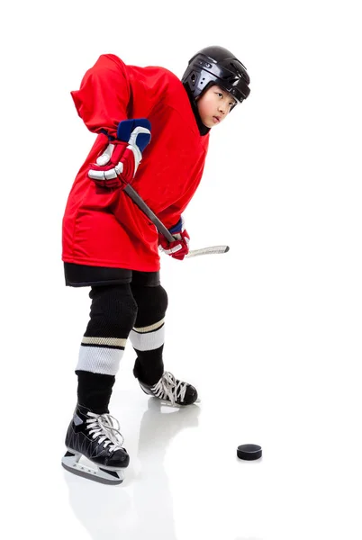 Jugador de hockey sobre hielo junior aislado sobre fondo blanco — Foto de Stock