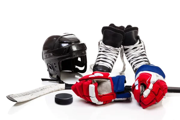 Équipement de hockey sur glace isolé sur fond blanc — Photo