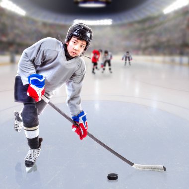 Kalabalık arenada gençler buz hokeyi oyuncusu