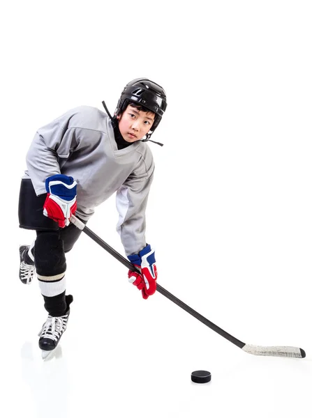 Jugador de hockey sobre hielo junior aislado sobre fondo blanco — Foto de Stock
