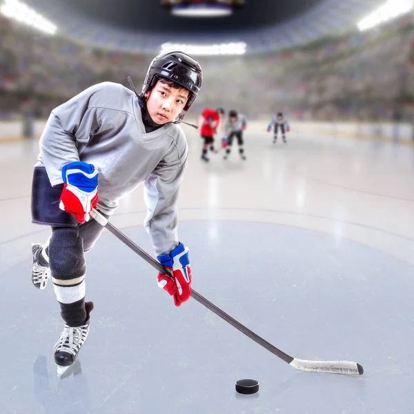 Kalabalık arenada gençler buz hokeyi oyuncusu