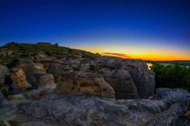 Taş Provincial Park Alberta, Kanada üzerinde yazılı güneş doğarken