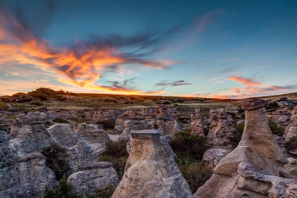 Puesta del sol en la escritura en el parque provincial de piedra en Alberta, Canadá — Foto de Stock