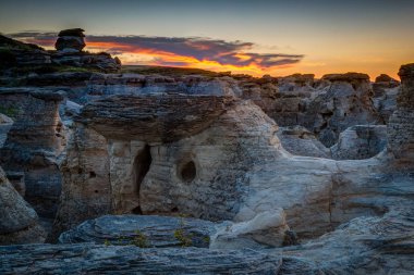Taş Provincial Park Alberta, Kanada üzerinde yazılı güneş doğarken