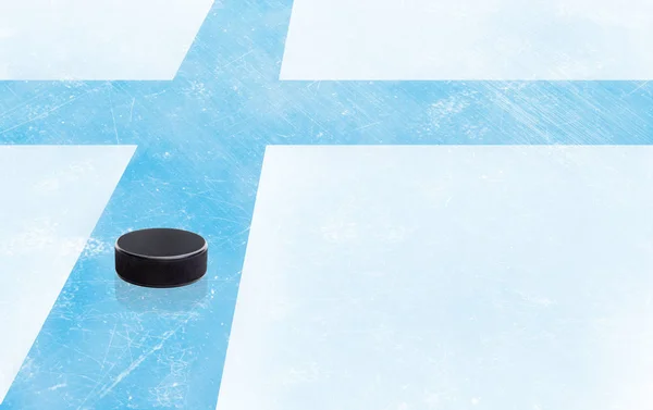 Hockey Puck y Finlandia bandera sobre hielo con espacio de copia — Foto de Stock