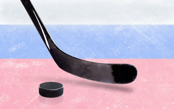 Palo de hockey y pato con bandera rusa sobre hielo — Foto de Stock