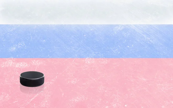 Hockey Stick and Puck com bandeira russa no gelo — Fotografia de Stock