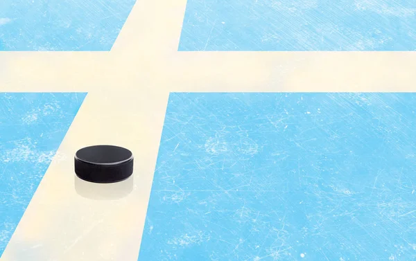 Hockey Puck e Suécia Bandeira no gelo com espaço de cópia — Fotografia de Stock