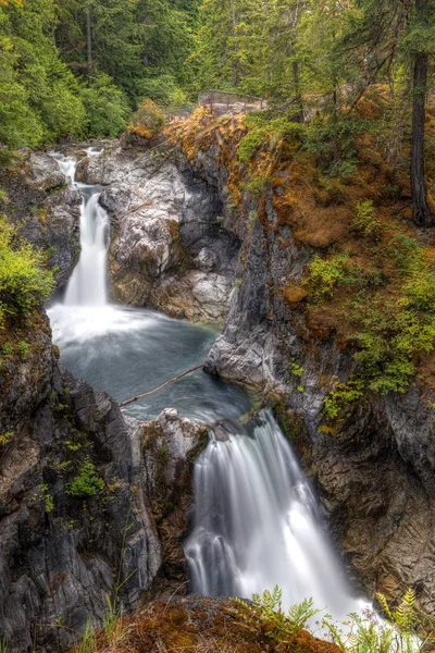 在加拿大温哥华岛上的小亚军瀑布。 — 图库照片
