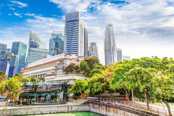 Panoráma Singapuru mezník ve Fullertonu na most Esplanade — Stock fotografie