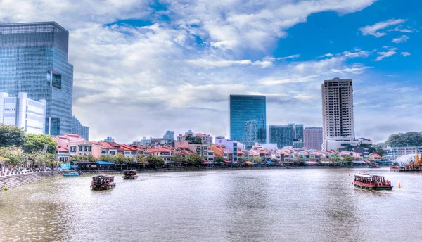 Singapur hito: HDR de muelle de barco en el río Singapur — Foto de Stock