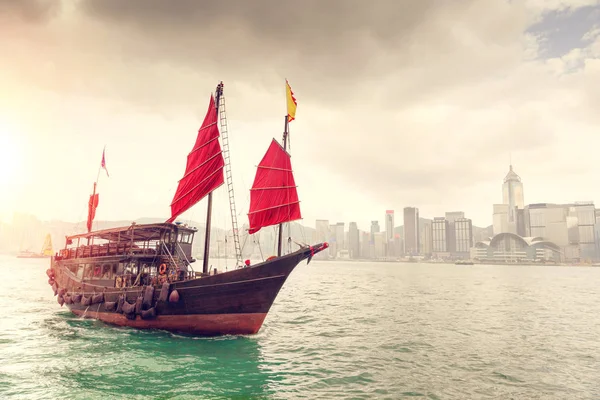 Salida del sol sobre el puerto de Victoria en Hong Kong —  Fotos de Stock