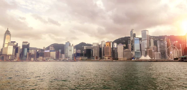 Hong Kong günbatımı manzarası Victoria Harbor Panoraması