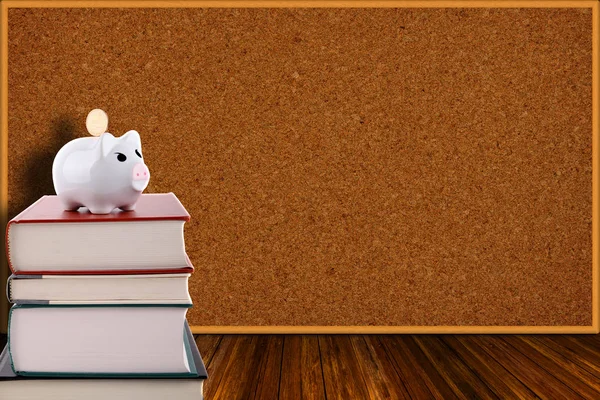 "Свиной банк" на фоне стопок книг и шторок — стоковое фото