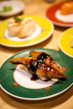 Japon Unagi yılan balığı Nigiri suşi bir plaka üzerinde