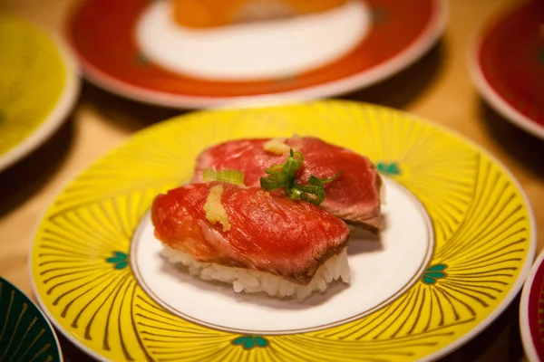 Raro giapponese Gyuuniku Beef Tataki Nigiri Sushi Close Up — Foto Stock