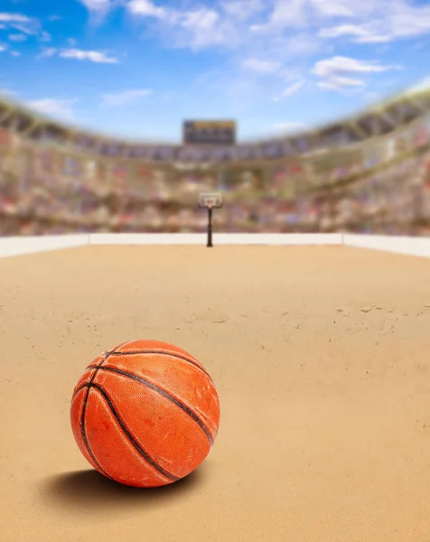 Arena de baloncesto de playa con pelota en arena y espacio de copia — Foto de Stock