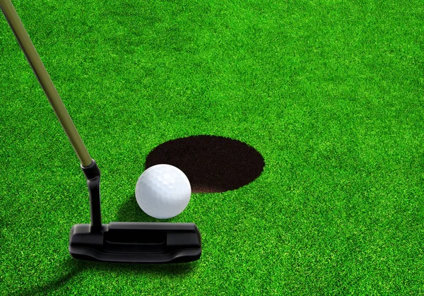 Mettere la palla da golf vicino al foro con spazio di copia — Foto Stock