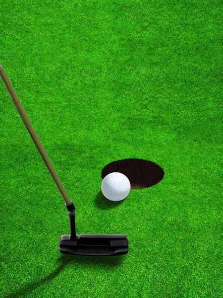 Poner la pelota de golf cerca del agujero con espacio de copia — Foto de Stock