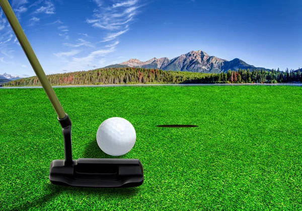 Poner pelota de golf en un hermoso campo de golf —  Fotos de Stock