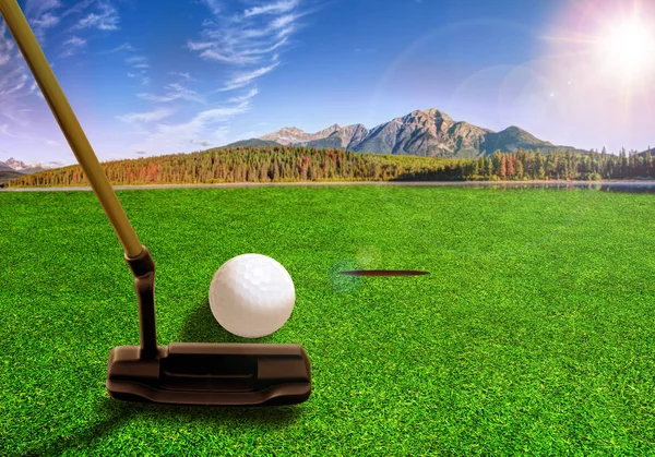 Güzel bir Golf sahasında golf topu koyarak — Stok fotoğraf