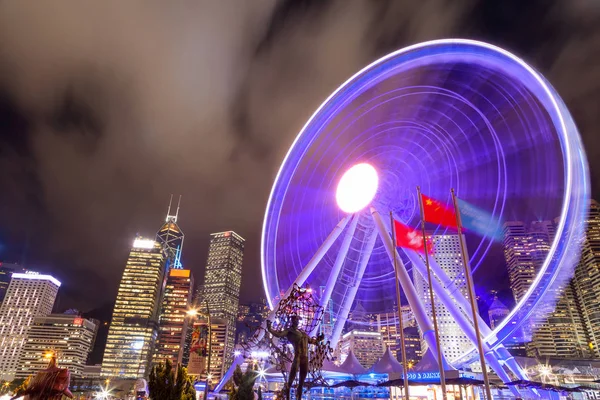 Escena nocturna del paisaje urbano de Hong Kong en el muelle central — Foto de Stock