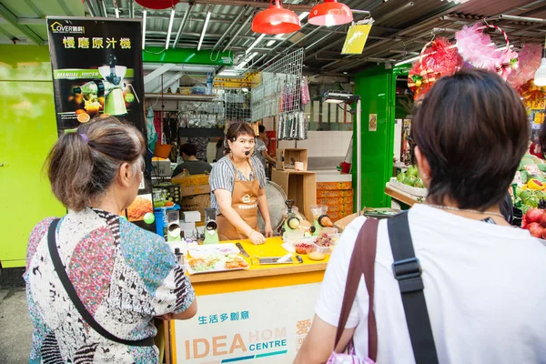 Street Vendor Selling Kitchenware in Mong Kok, Hong Kong — Stock Photo, Image