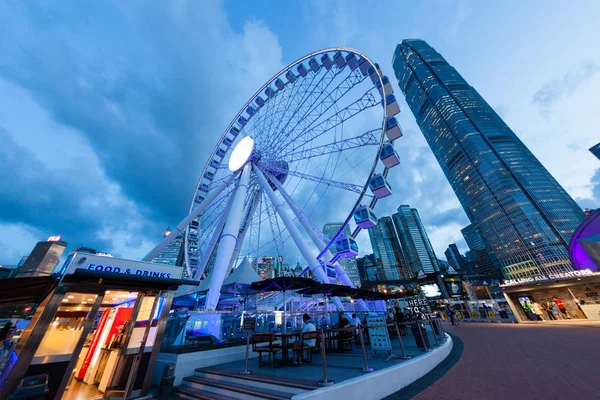 Niebieska godzina sceny Hong Kong panoramę przy molo w centrum miasta — Zdjęcie stockowe