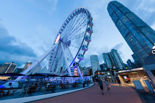 Cena da hora azul da paisagem urbana de Hong Kong no cais central — Fotografia de Stock