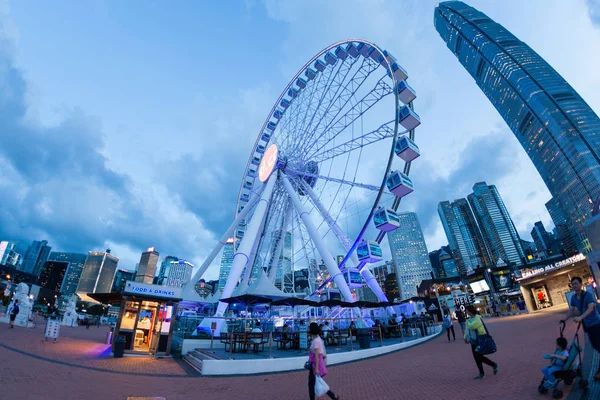 Escena de hora azul del paisaje urbano de Hong Kong en el muelle central — Foto de Stock